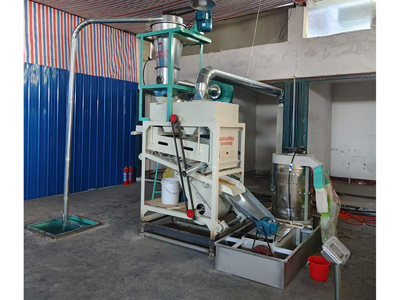 小型面粉機(jī)械加工的過程中是流水線式的，幾乎不需要人工的參與